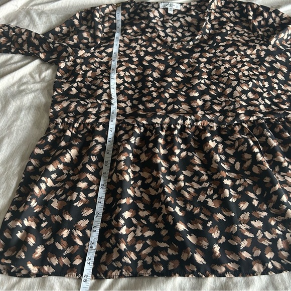 Moa Moa Woman’s 1X Black and Tan Patterned Flowy Lightweight Sheer Blouse - Picture 6 of 7